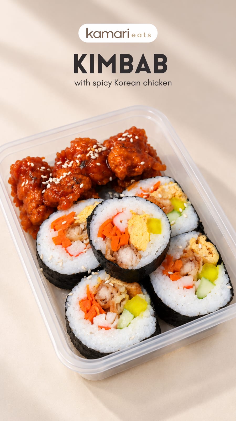 Kimbab isi aneka sayur dan telur disandingkan dengan potongan ayam pedas ala Korea tabur wijen.